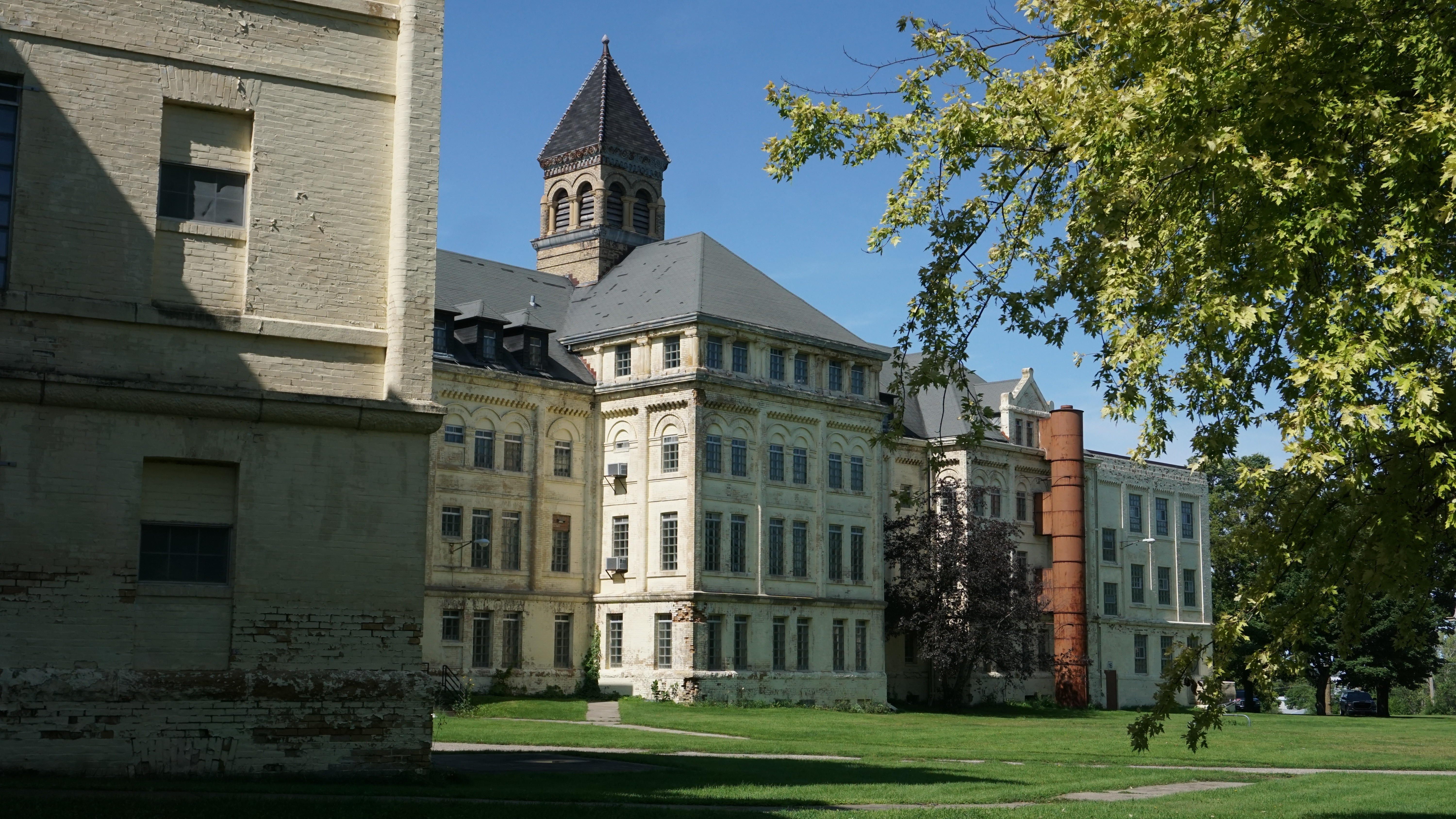 When the Kirkbride design became standard, tourists started visiting to view the asylum grounds.