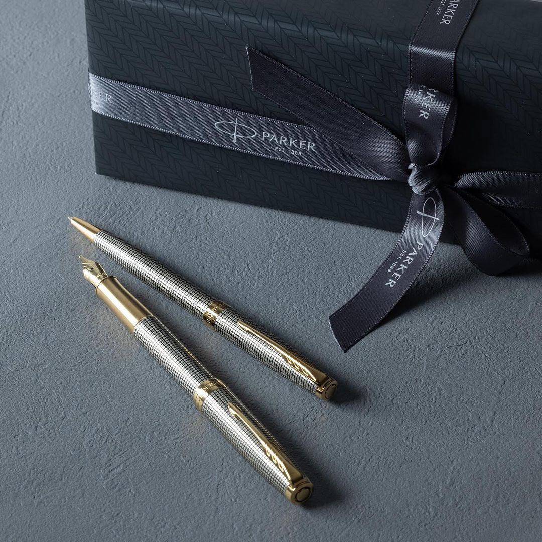 a pair of fountain pen and ballpoint pen
